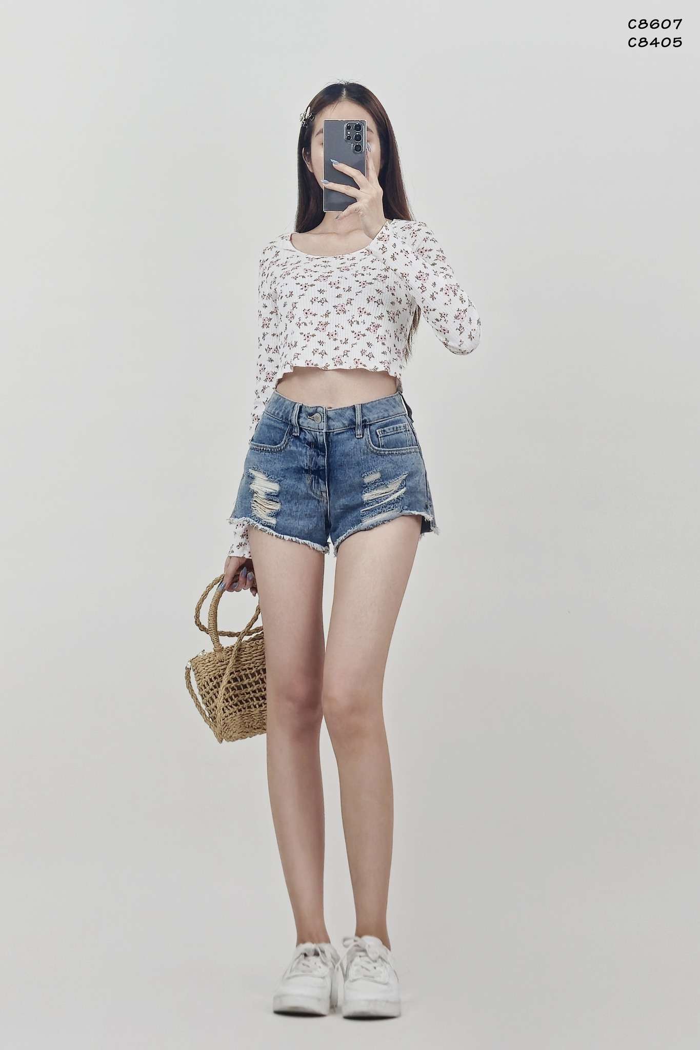 C8607 - Áo croptop F21 cổ tròn, tay dài, in hoa