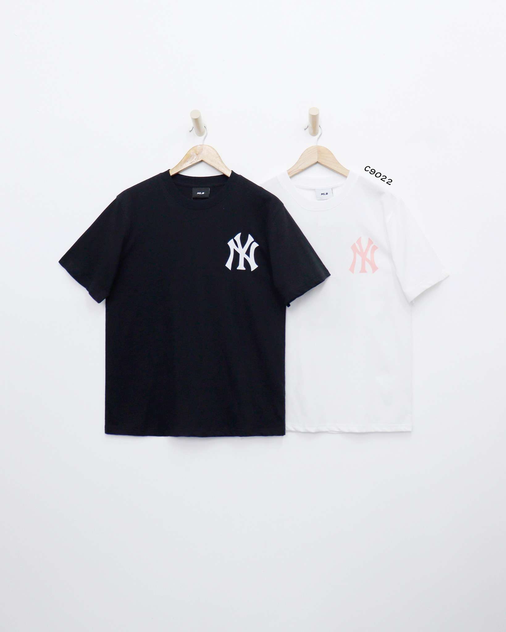 C9022 - Áo thun MLB cổ tròn, tay ngắn, in hình gấu sau