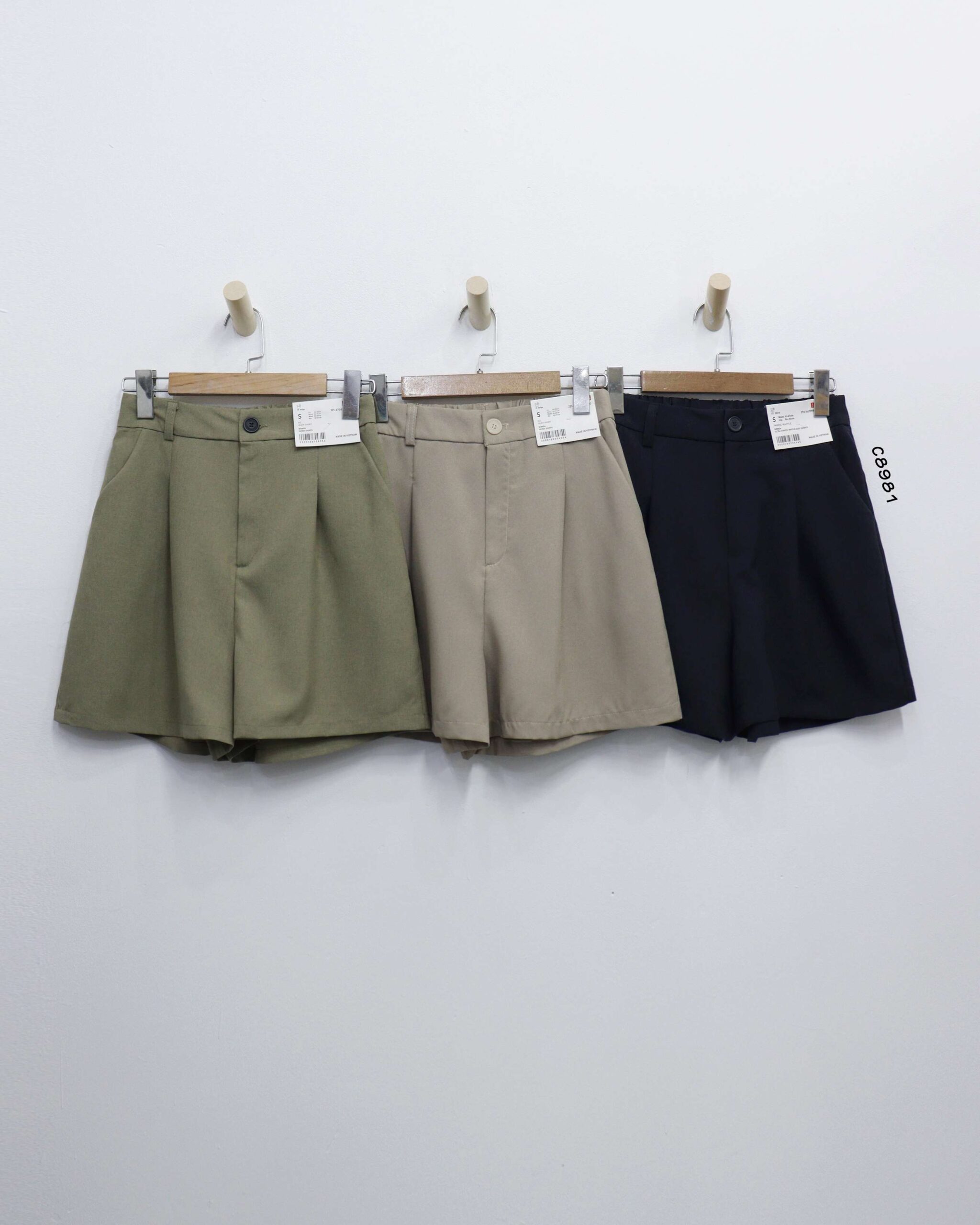 Quần short UNIQLO, lưng thun sau 2 túi xéo