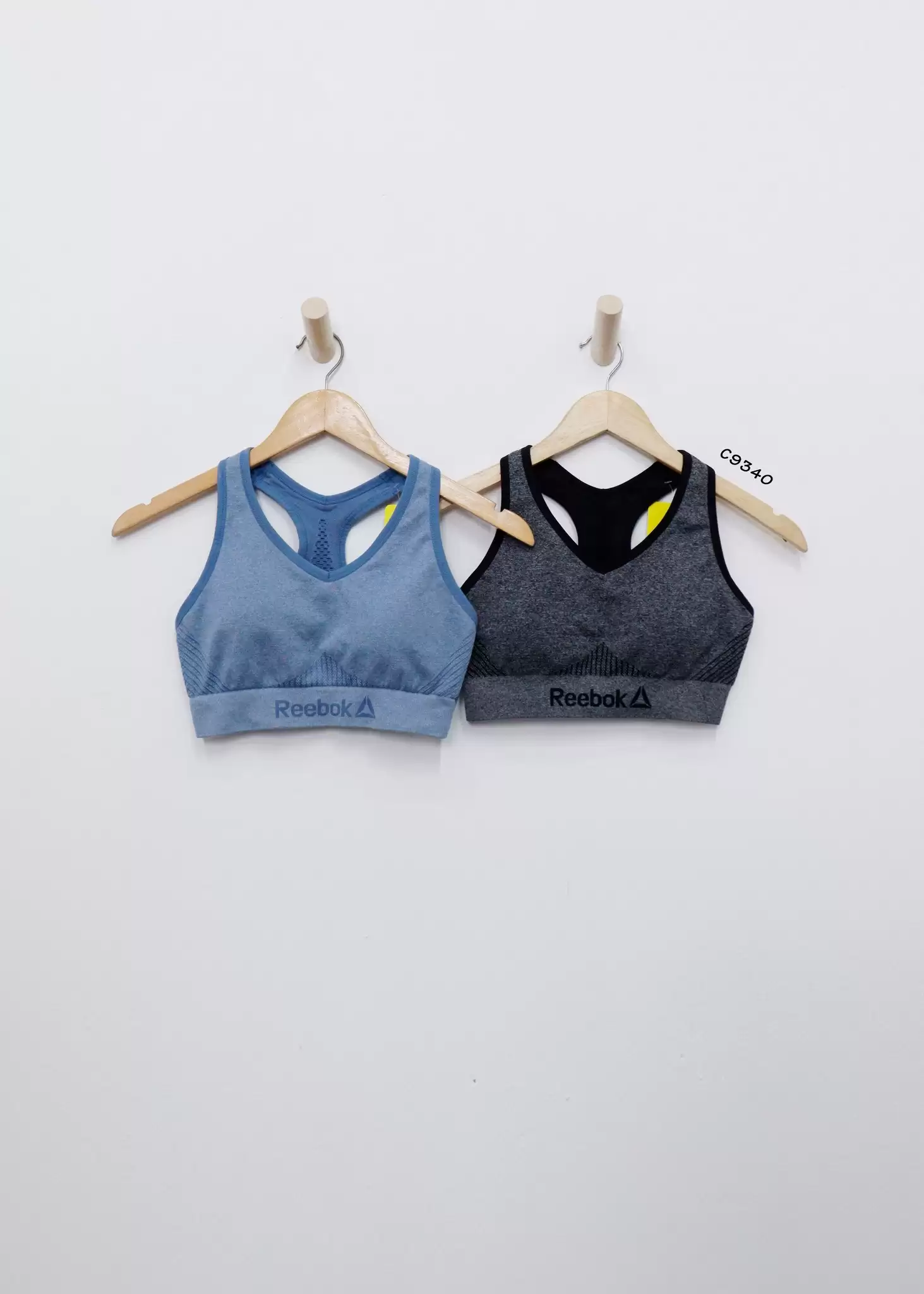 Áo bra Reebok thêu chữ trước trơn