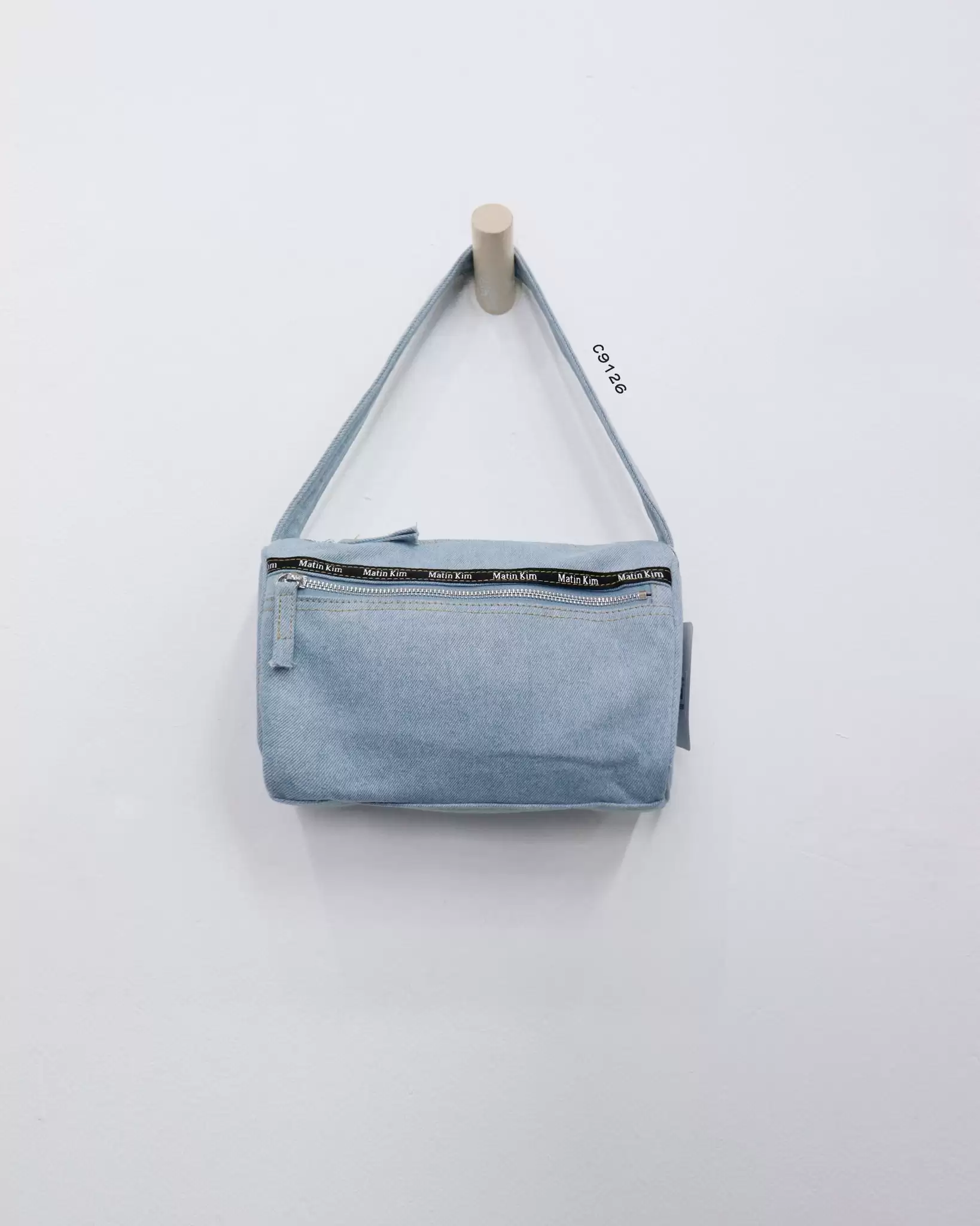 Túi xách denim Matin Kim in chữ trước