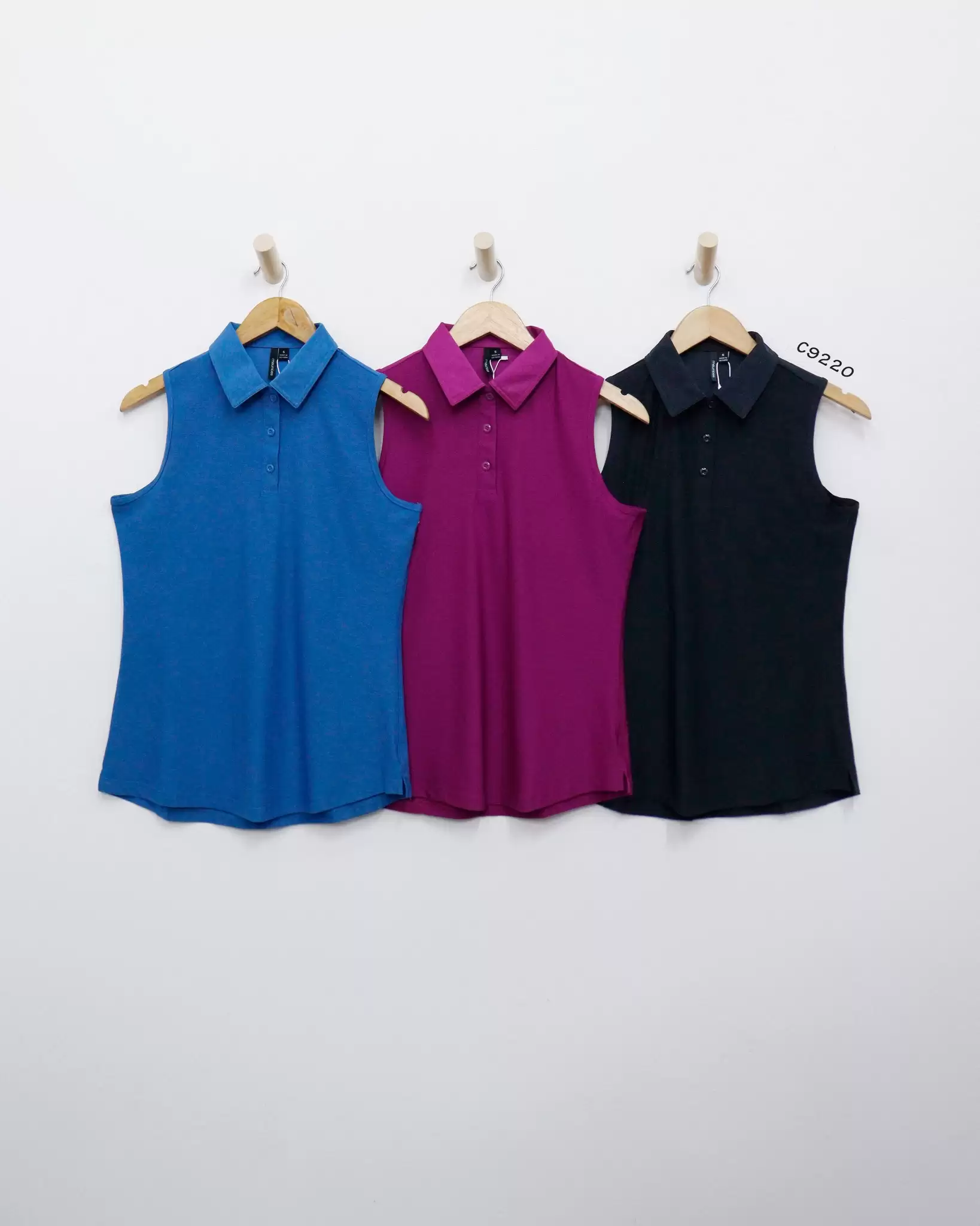 Áo ba lỗ Maurices cổ bẻ, in chữ sau