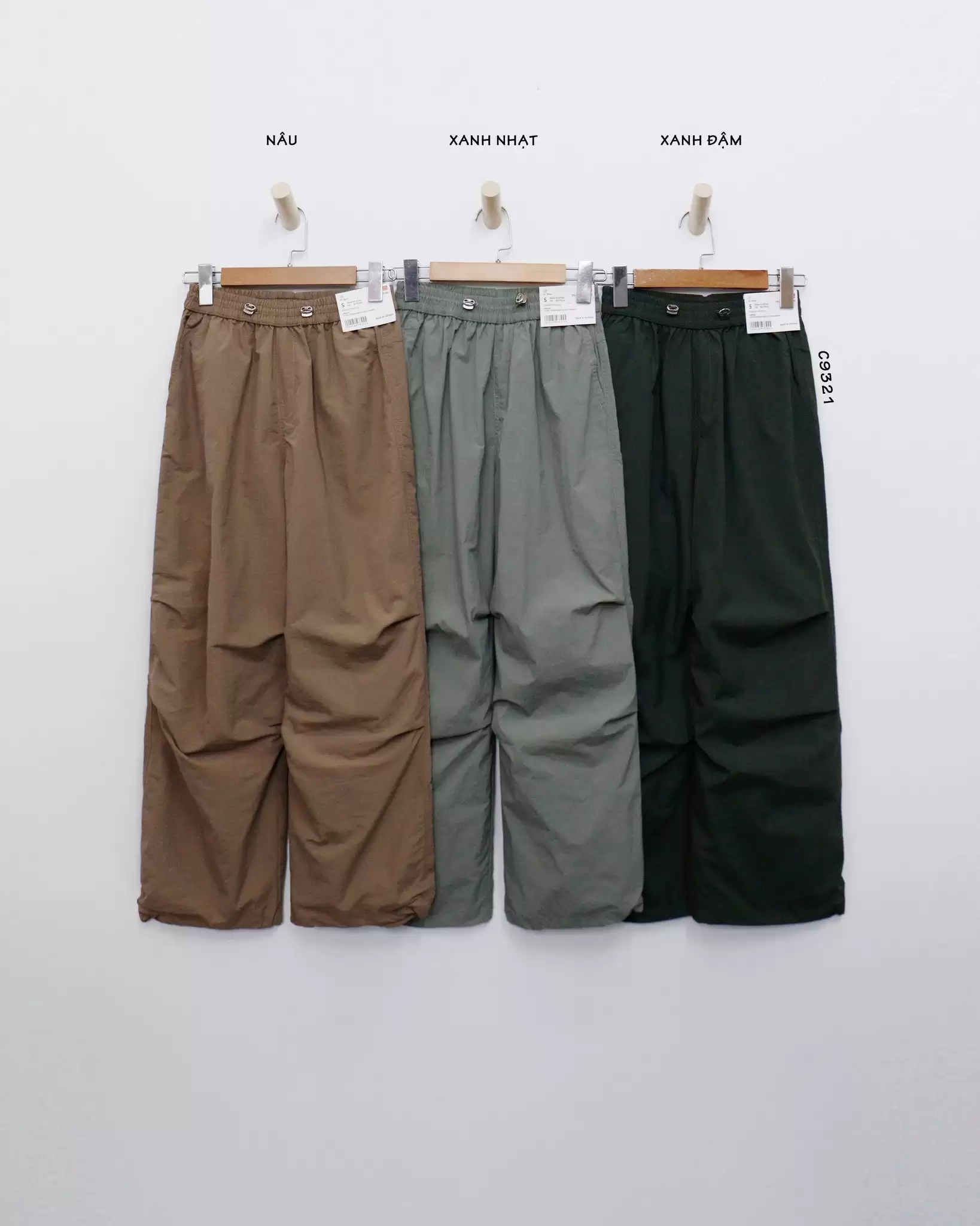 Quần dù Uniqlo ống đứng dây rút lưng thun 2 túi