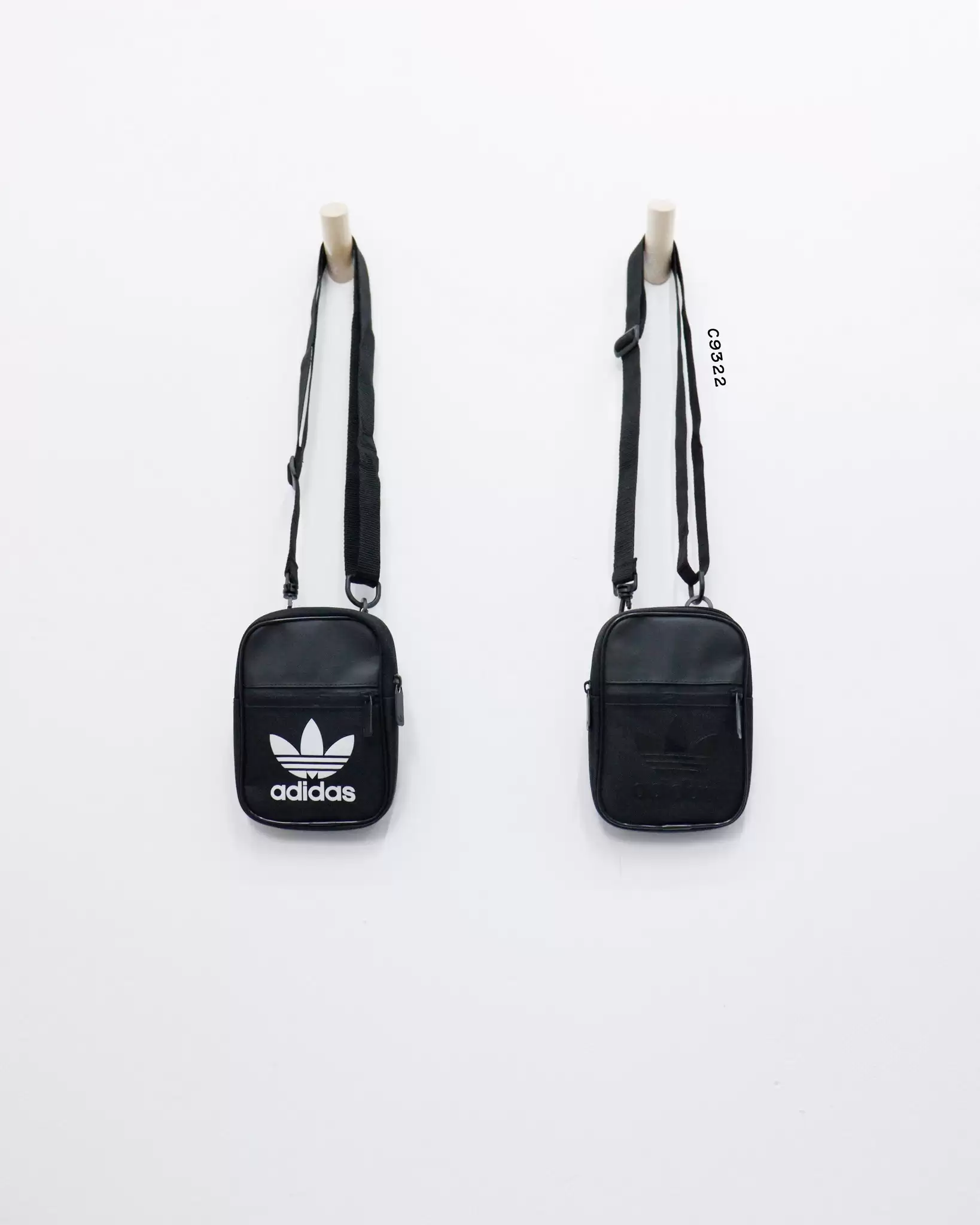 Túi mini Adidas đeo chéo in logo màu trước