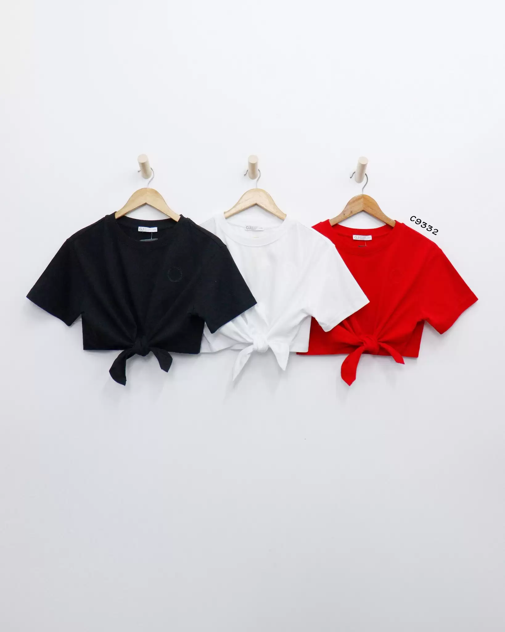 Áo croptop GJ cột dây thêu chữ trước