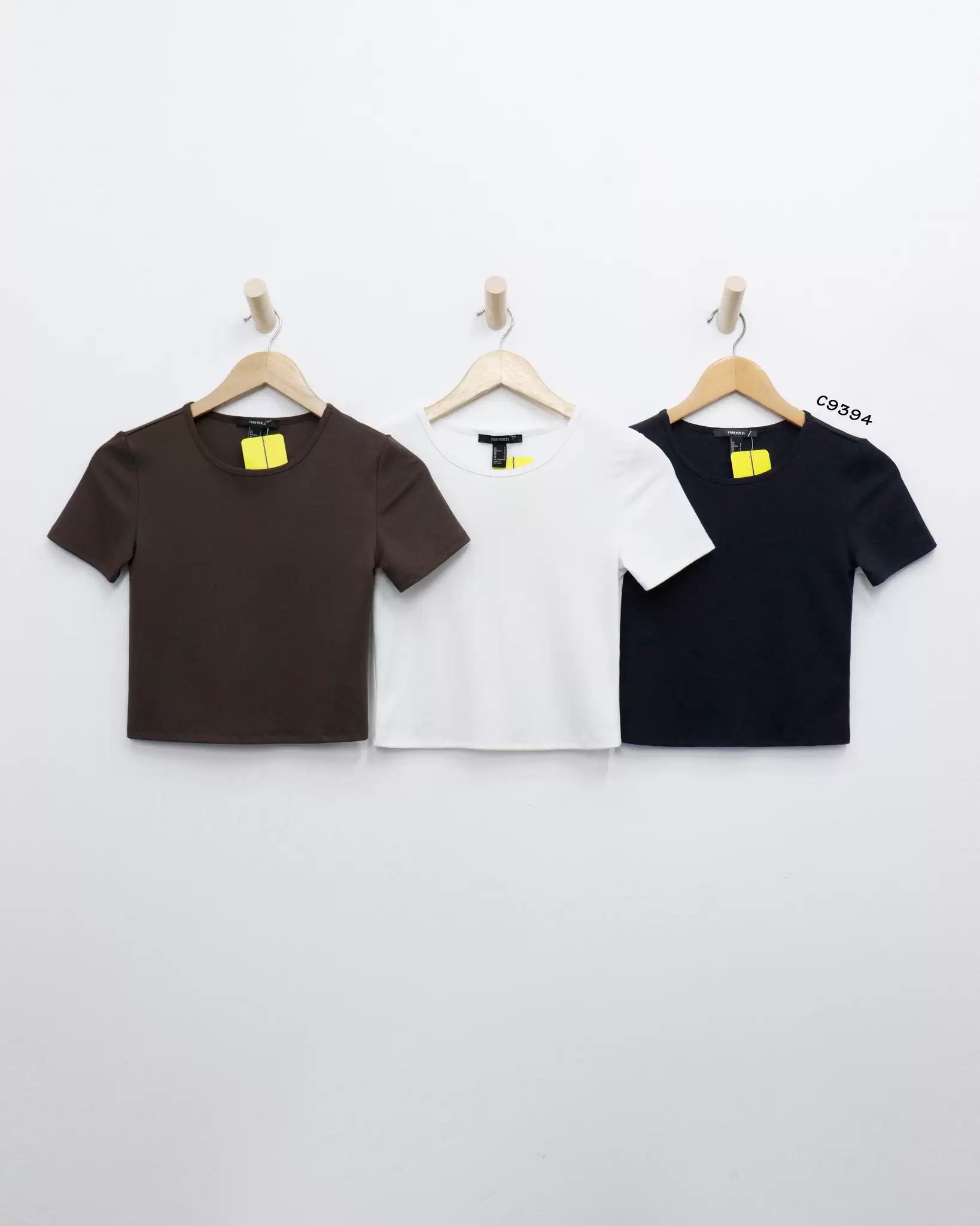Áo thun F21 cổ tròn tay ngắn trơn