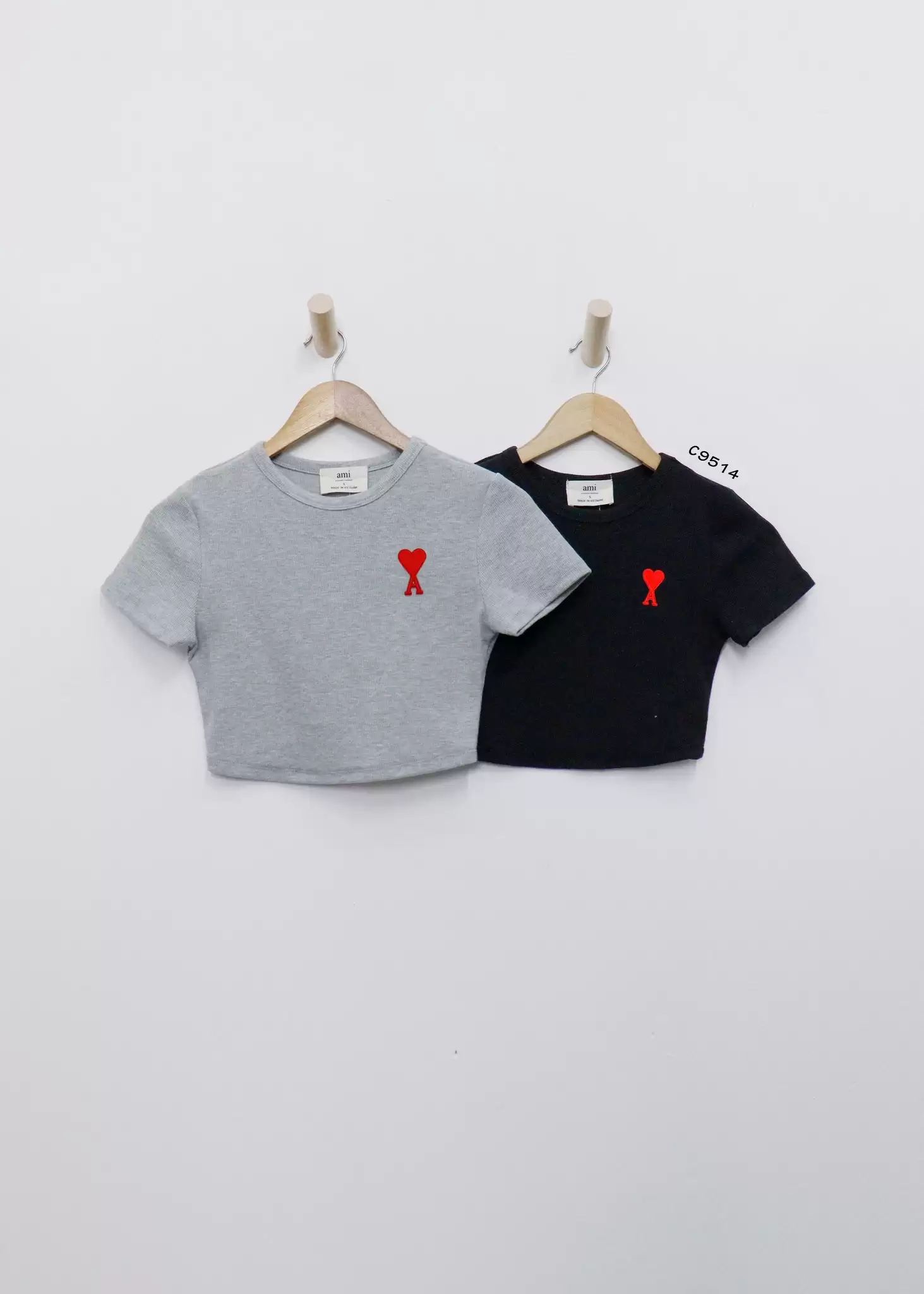 Áo thun gân croptop Ami cổ tròn tay ngắn thêu hình trước