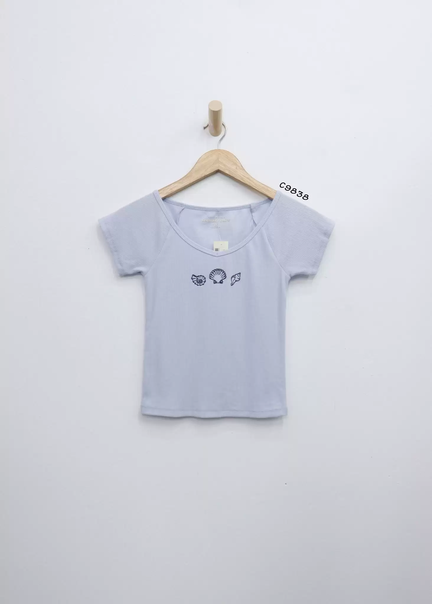 Áo thun gân Seriously Soft cổ tim tay ngắn thêu hình