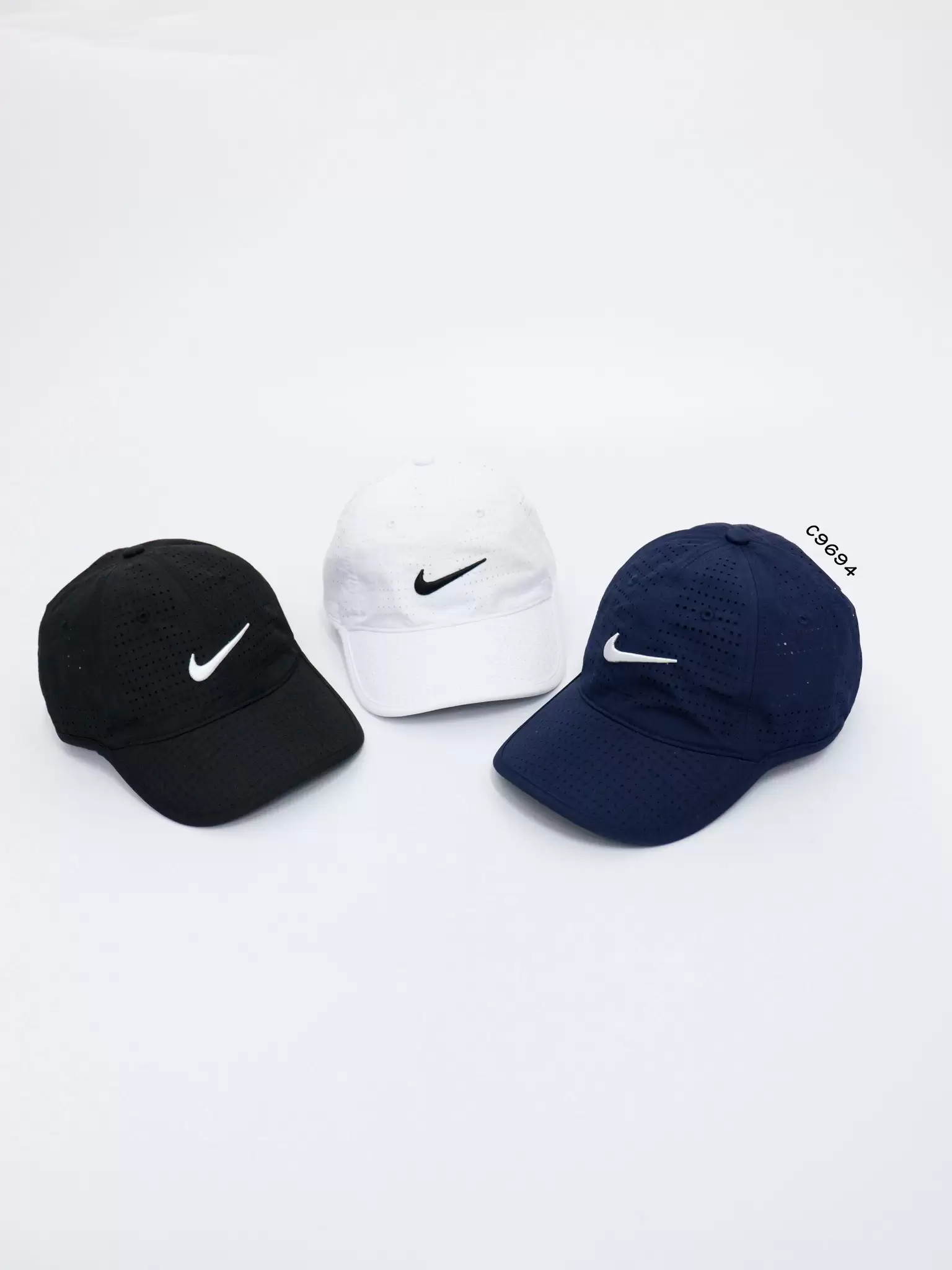 Nón Nike khóa dán sau, đục lỗ thêu logo