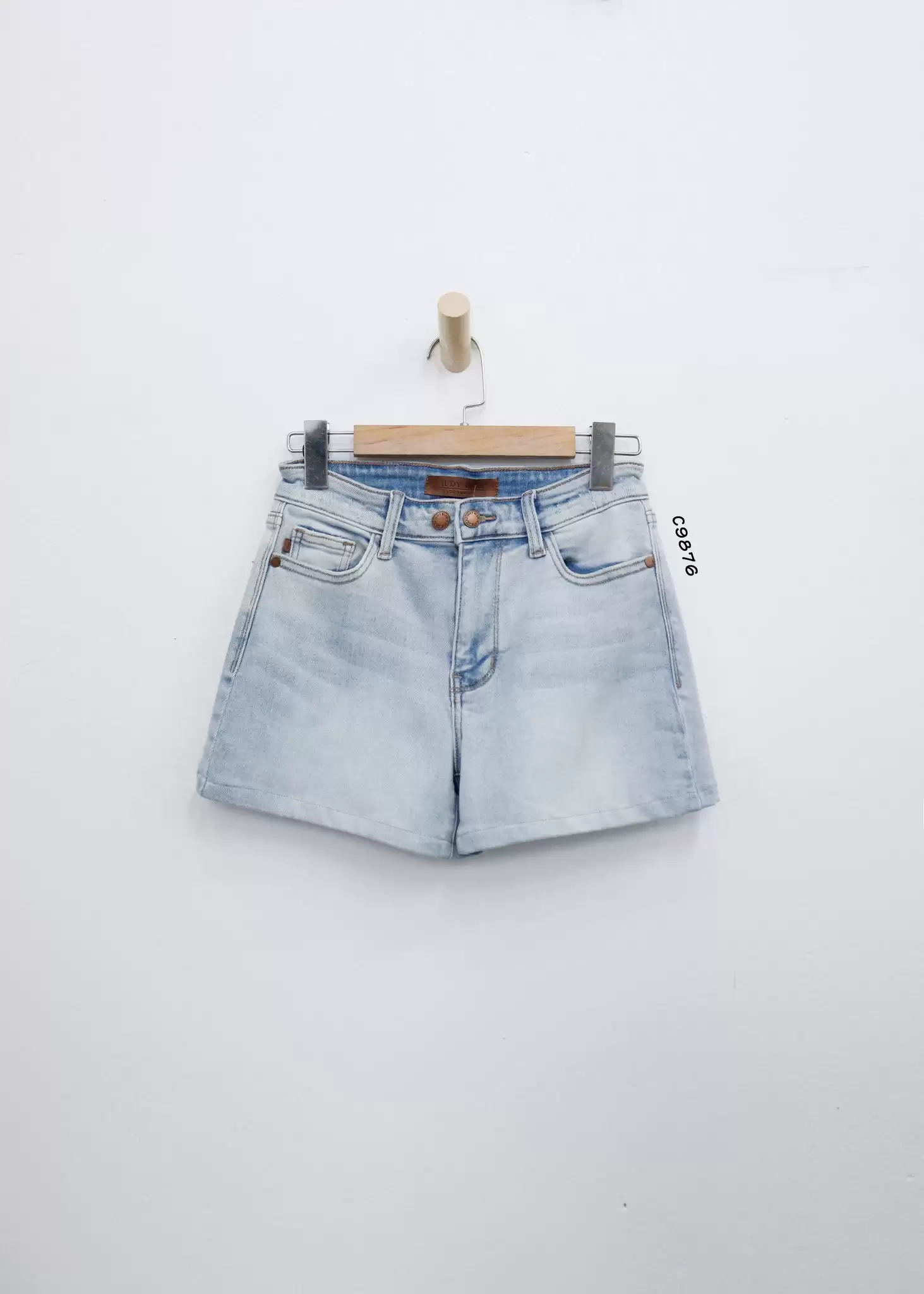 Quần short jean Judy Blue 2 nút lưng rách kiểu wash