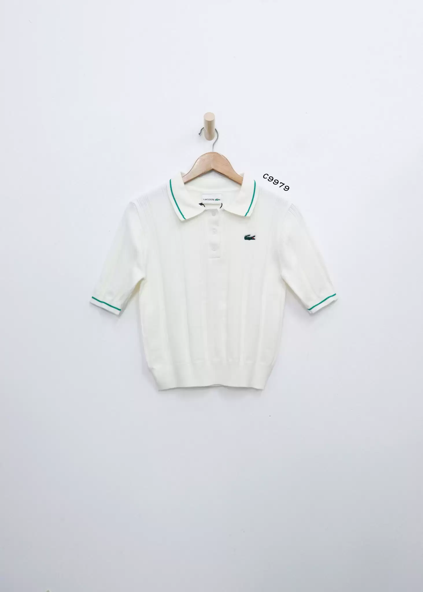 Áo len Lacoste cổ phối viền xanh tay lỡ trắng thêu cá sấu