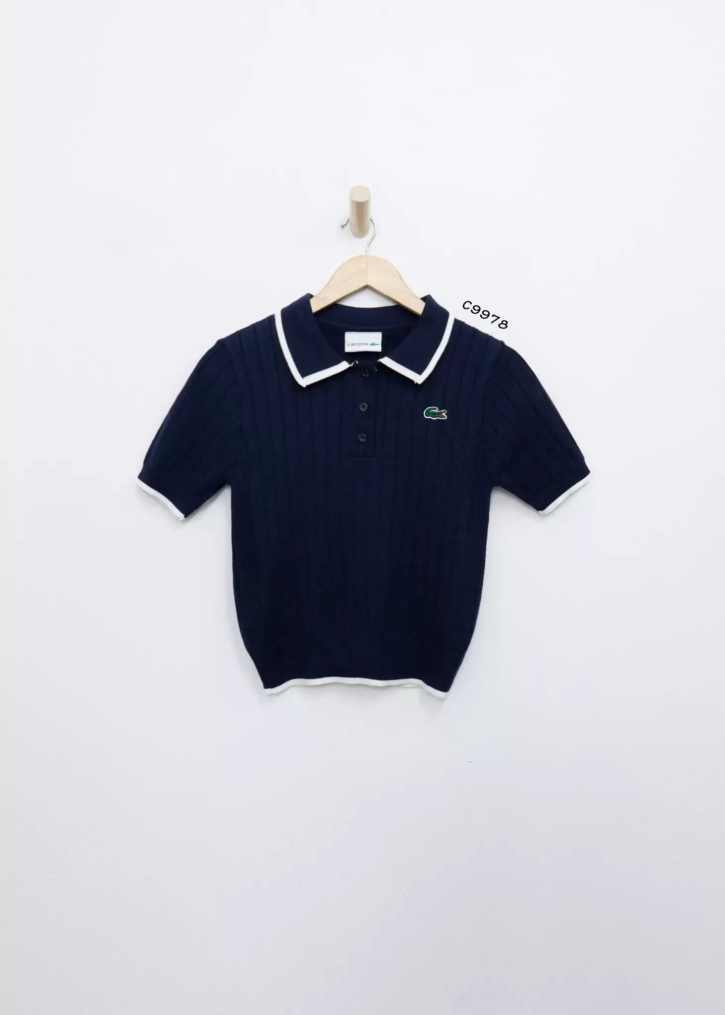 Áo len Lacoste cổ phối viền tay lỡ trắng thêu cá sấu