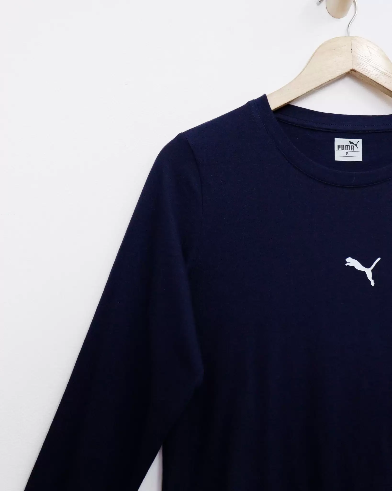 Áo thun PUMA cổ tròn tay dài, in báo giữa 2 2 25