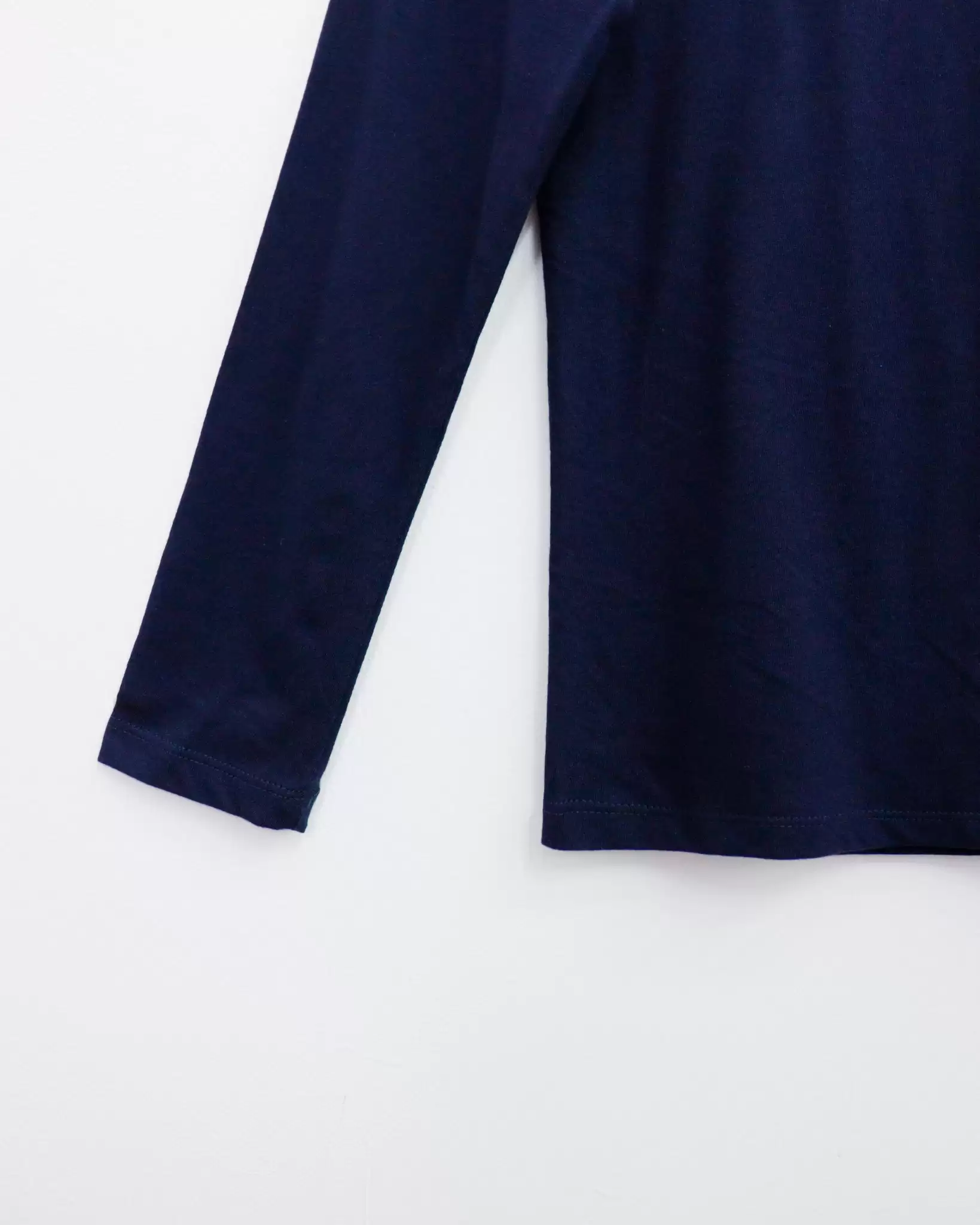 Áo thun PUMA cổ tròn tay dài, in báo giữa 3 3 26