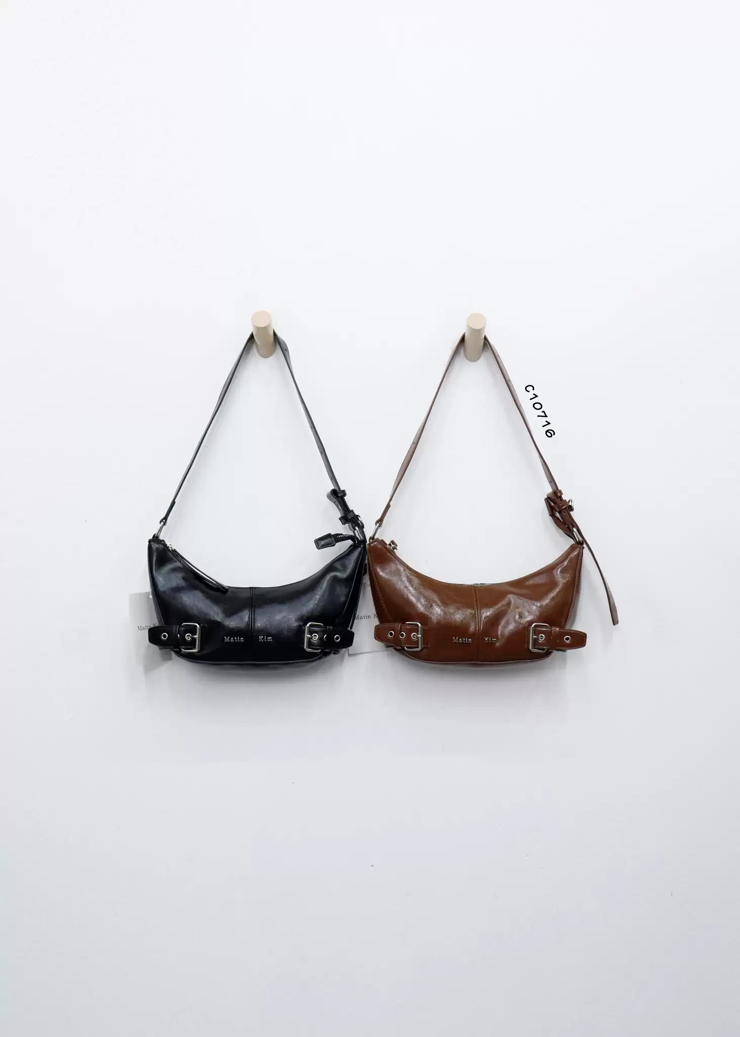 Túi xách Matin Kim đính chữ Matin Kim trước