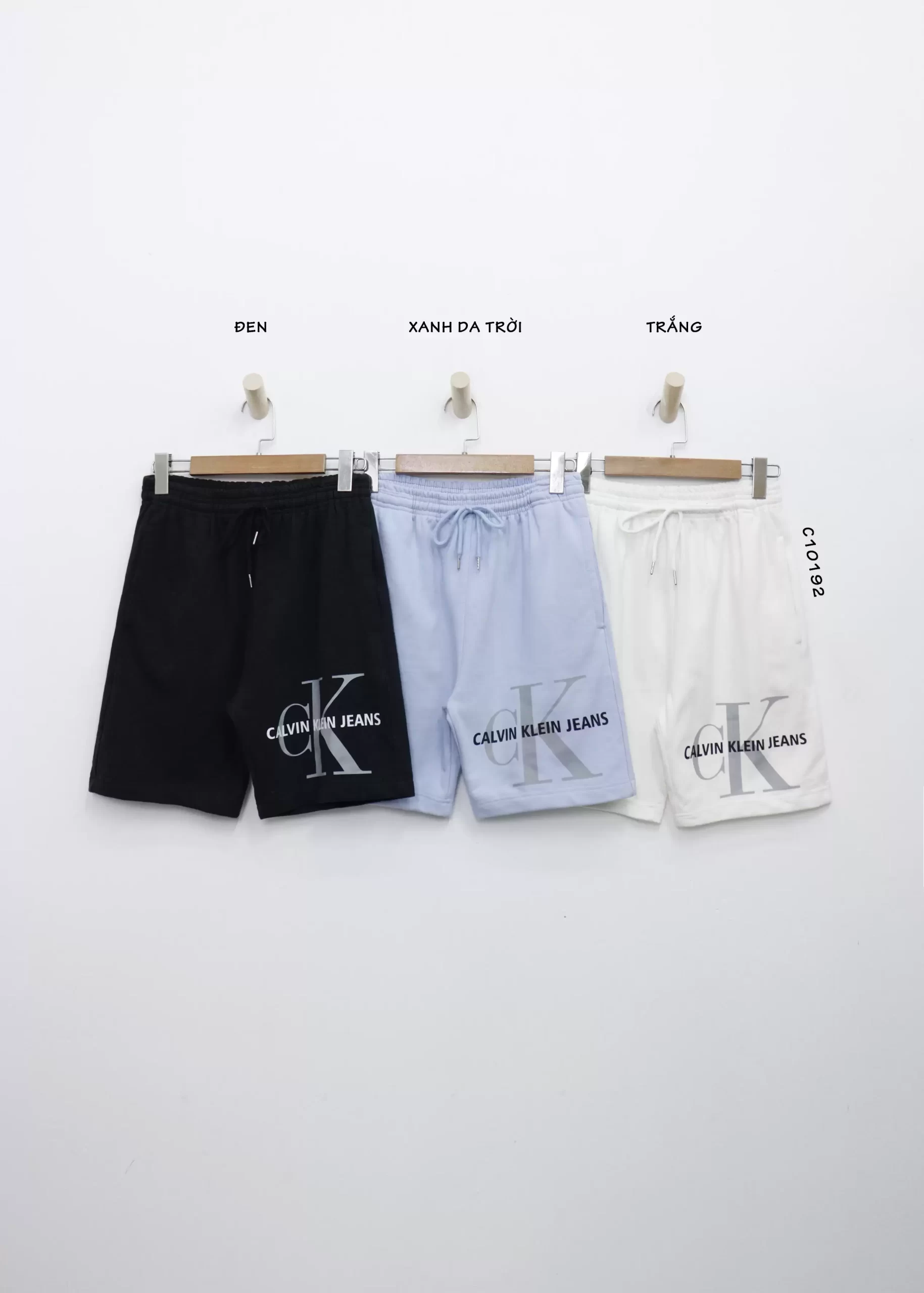 Quần short nam CK lưng thun cột dây trước in chữ trước 10 10192 den xanh da troi trang scaled