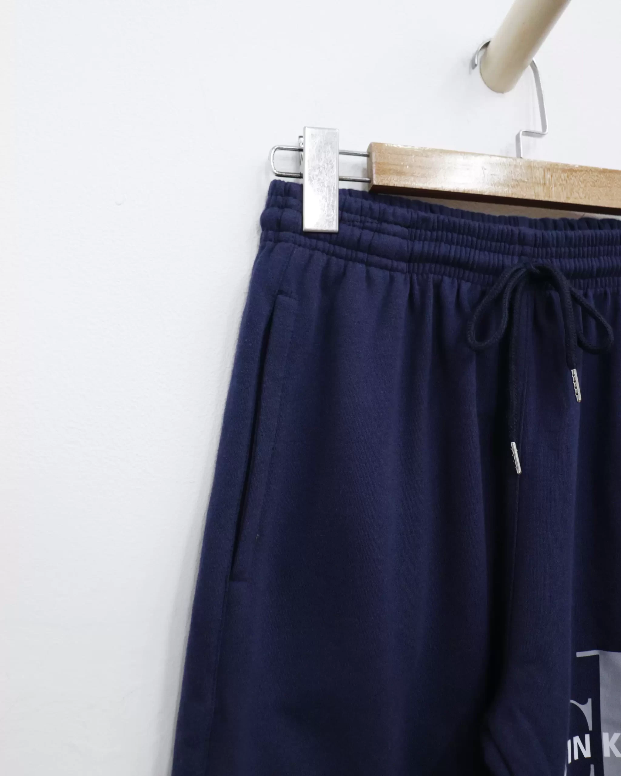 Quần short nam CK lưng thun cột dây trước in chữ trước 6 10192 xanh den kem xanh dam 2 scaled