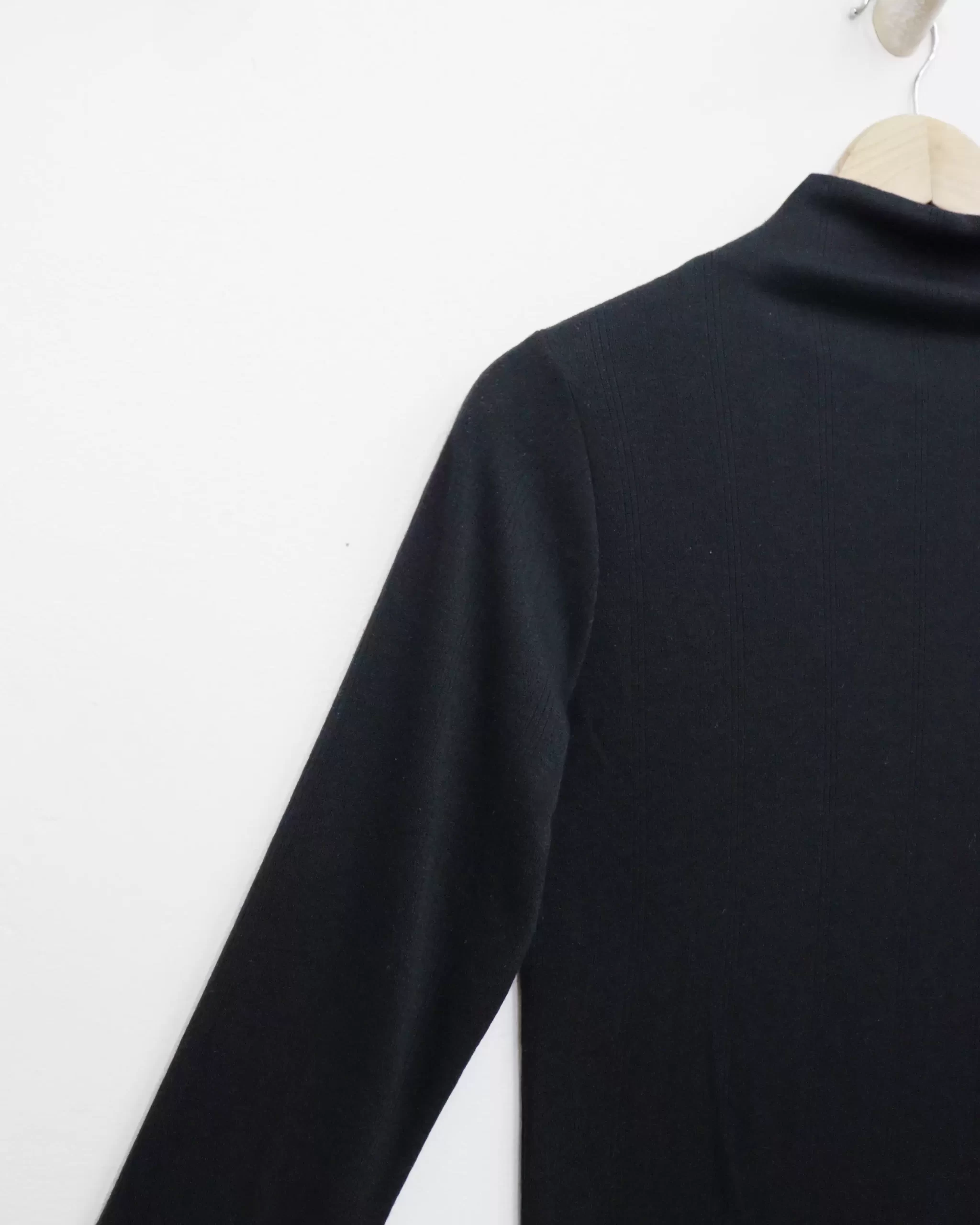 Áo thun cổ lọ UNIQLO, tay dài phối sọc 4 10496 2 scaled