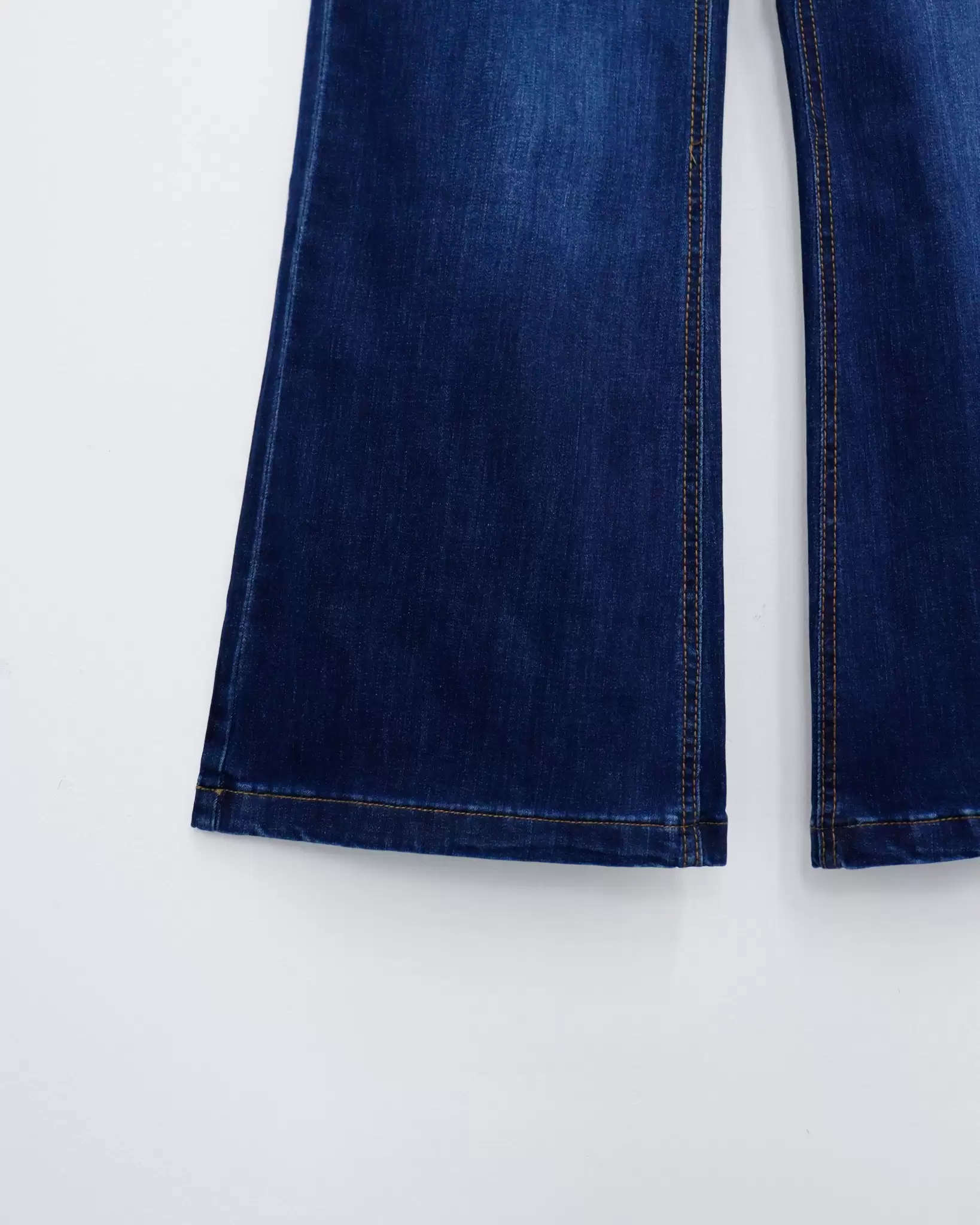 Quần jean Who.Au ống rộng thêu gấu sau wash 5 3 42