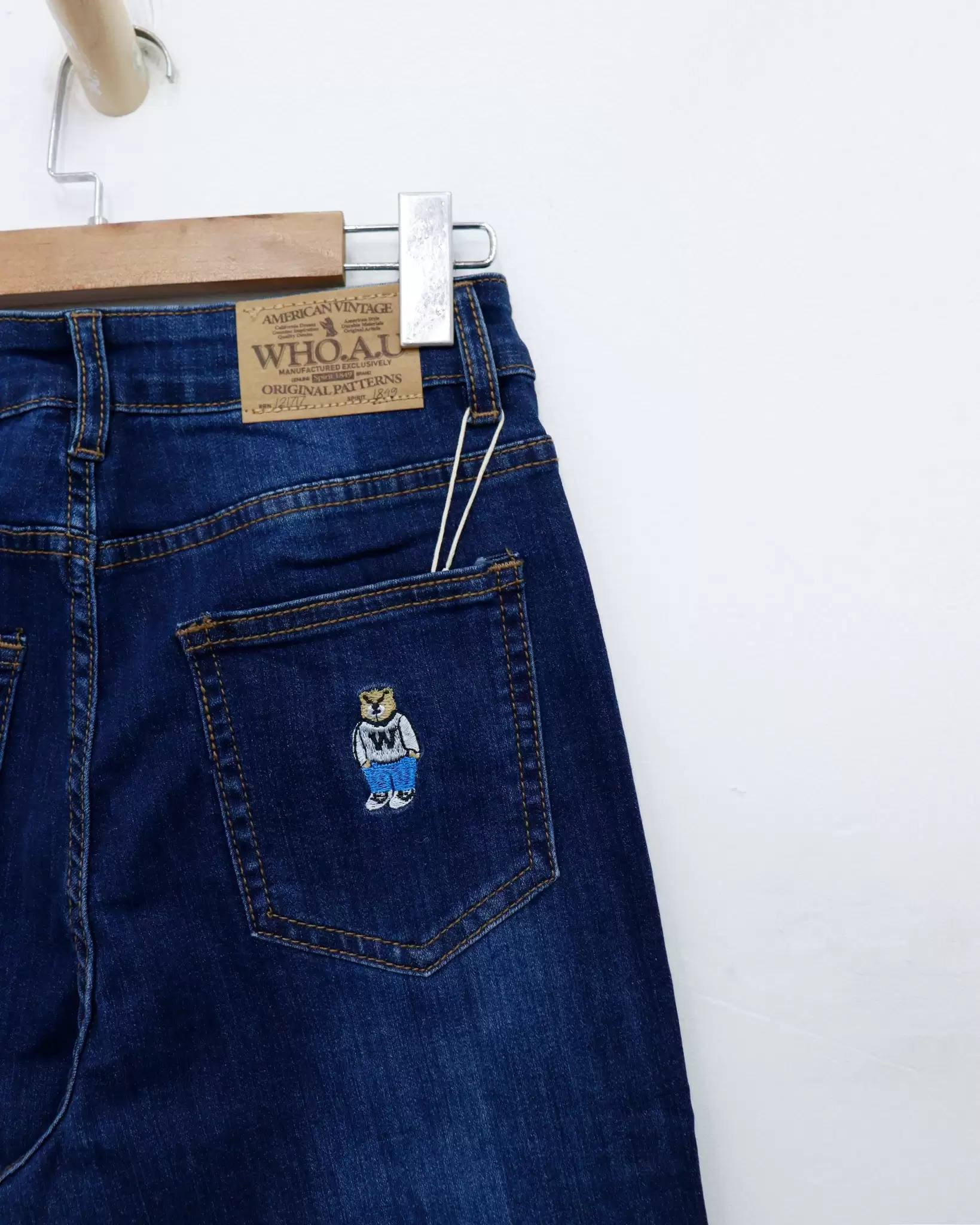 Quần jean Who.Au ống rộng thêu gấu sau wash 2 5 10