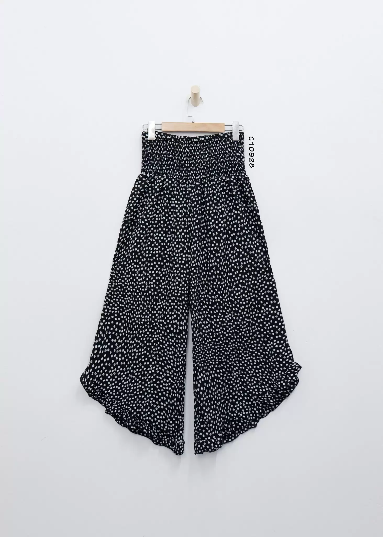 Quần xuất lưng thun ống rộng, phối bông