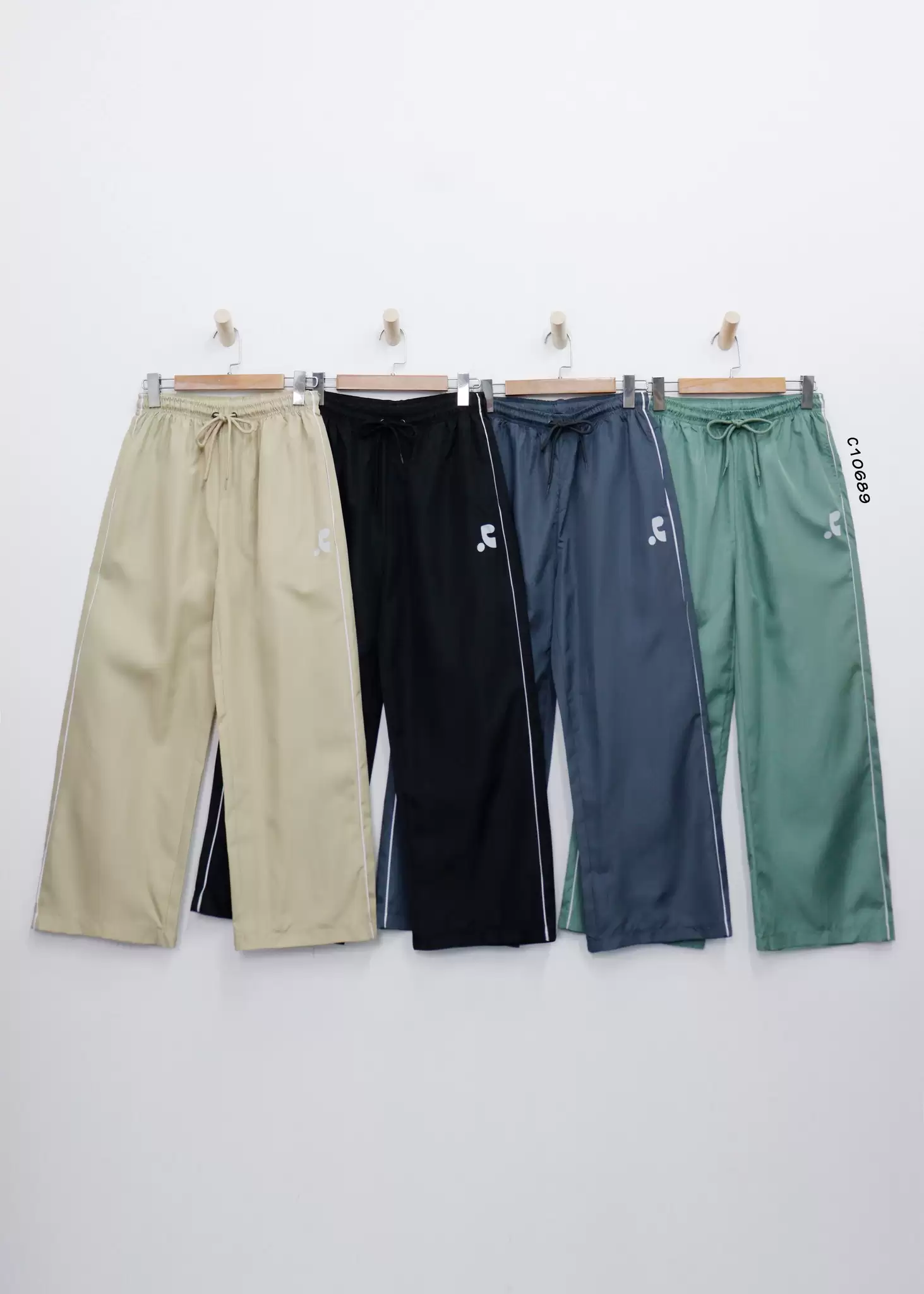 Quần dù Rest,Recreation, lưng thun 2 túi ống đứng, in logo