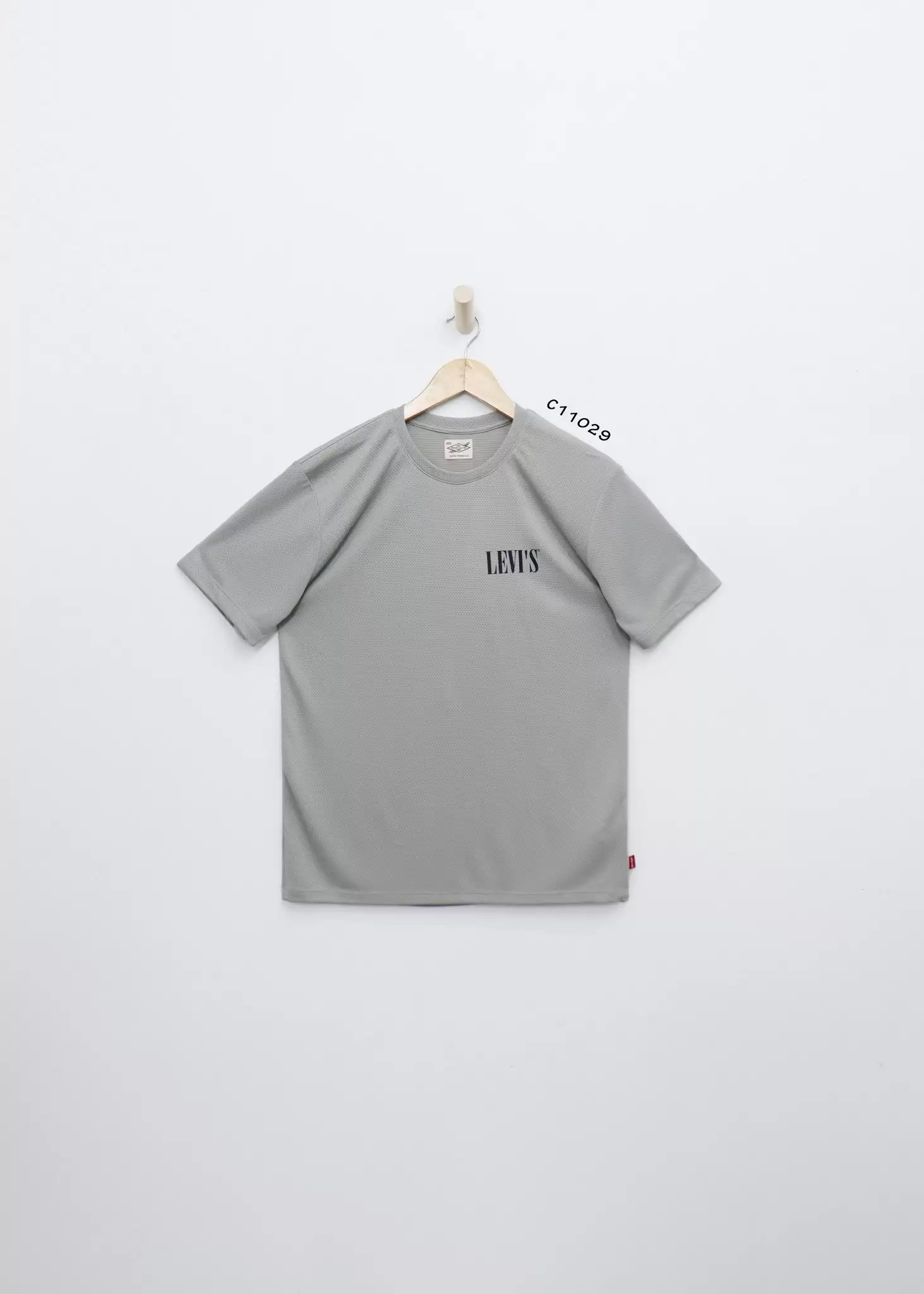 Áo thun nam Levi's cổ tròn, tay ngắn, đục lỗ in chữ