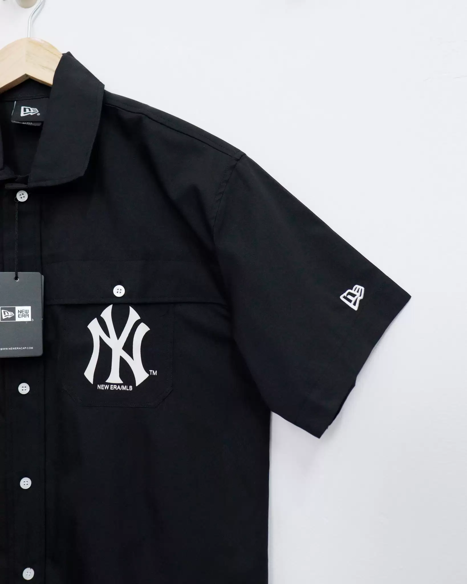 Áo sơ mi New Era cổ bẻ tay ngắn 2 túi trước in NY 3 3 26