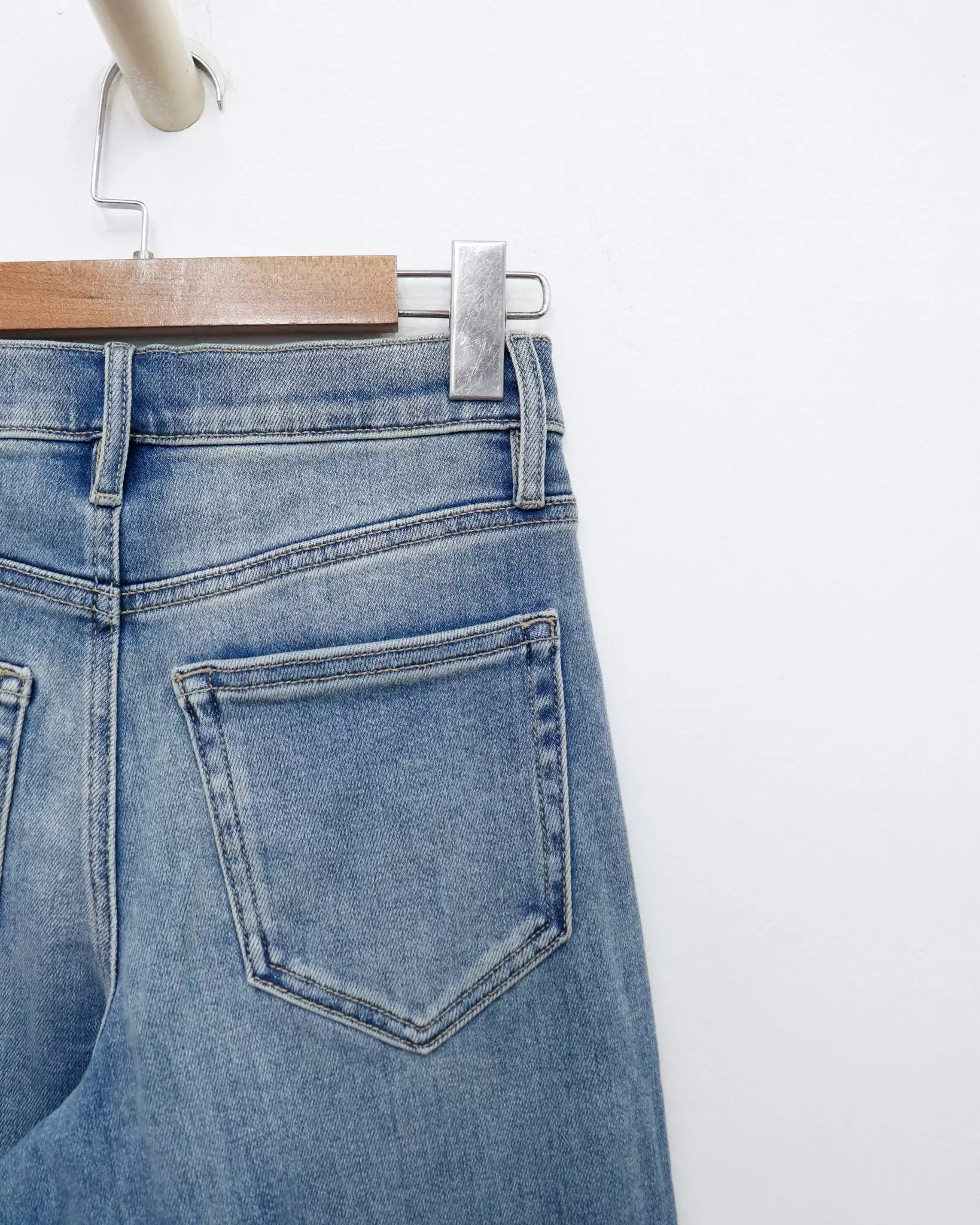 Quần Jean xuất, ống đứng, cắt lai 2 túi, rách gối 2 bên wash 4 4 51