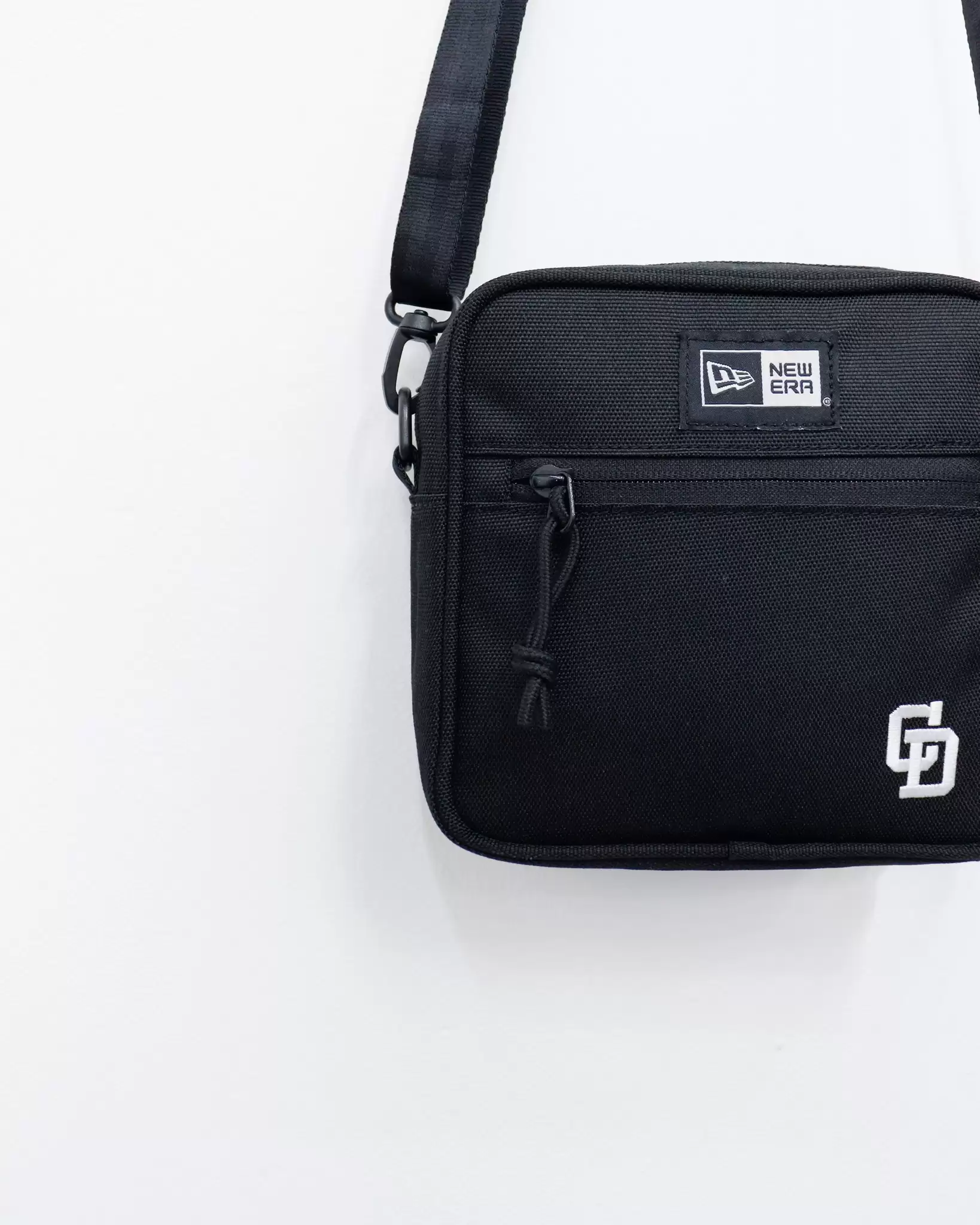 Túi đeo chéo New Era thêu logo trước 4 4 6